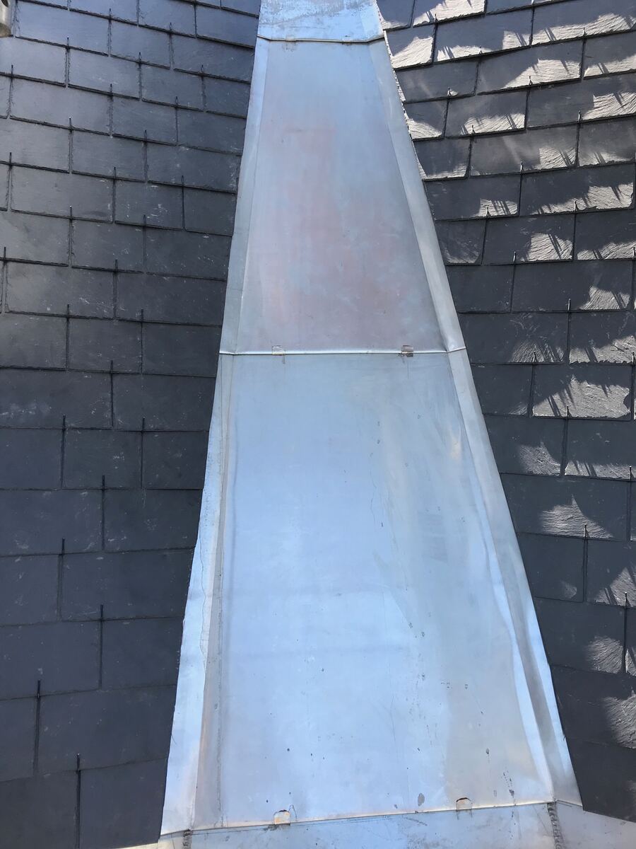 Couverture en ardoise avec arêtier en zinc