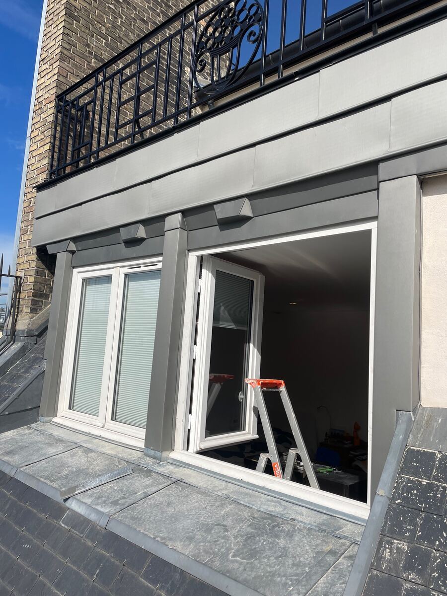 Habillage zinc d'une lucarne sur toiture ardoise