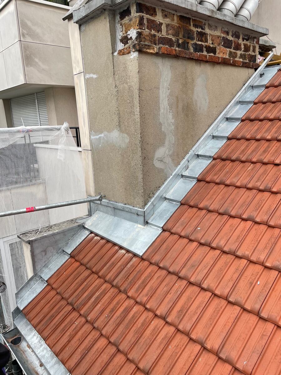 Toiture en tuile avec noue et solin de zinguerie